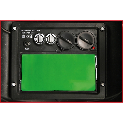 Nahaufnahme eines schwarzen Schweißhelms mit grüner Sichtscheibe, Knöpfen und Text.